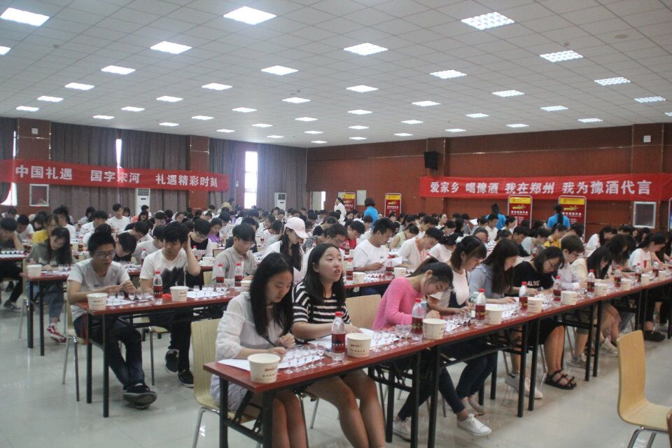 选手认真聆听赛前讲座、做笔记